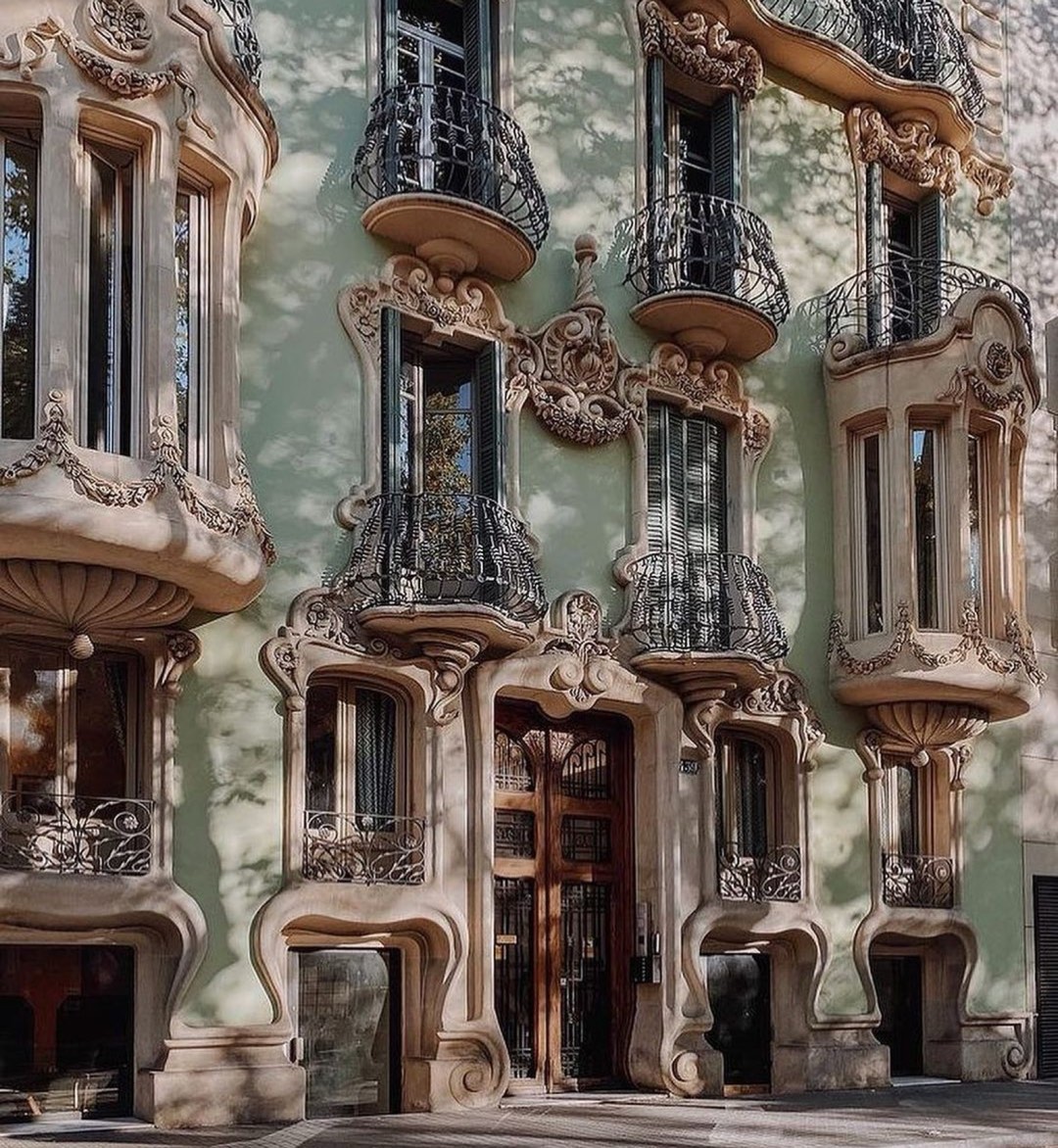 Una fachada modernista en el centro de Barcelona, el tipo de edificio para el que se crean estos programas de uniformes